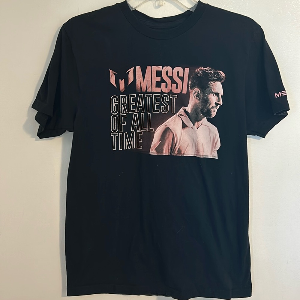 Lionel Messi Greatest of All Time.”The GOAT”. Black and Pink Soccer T-Shirt Sz M